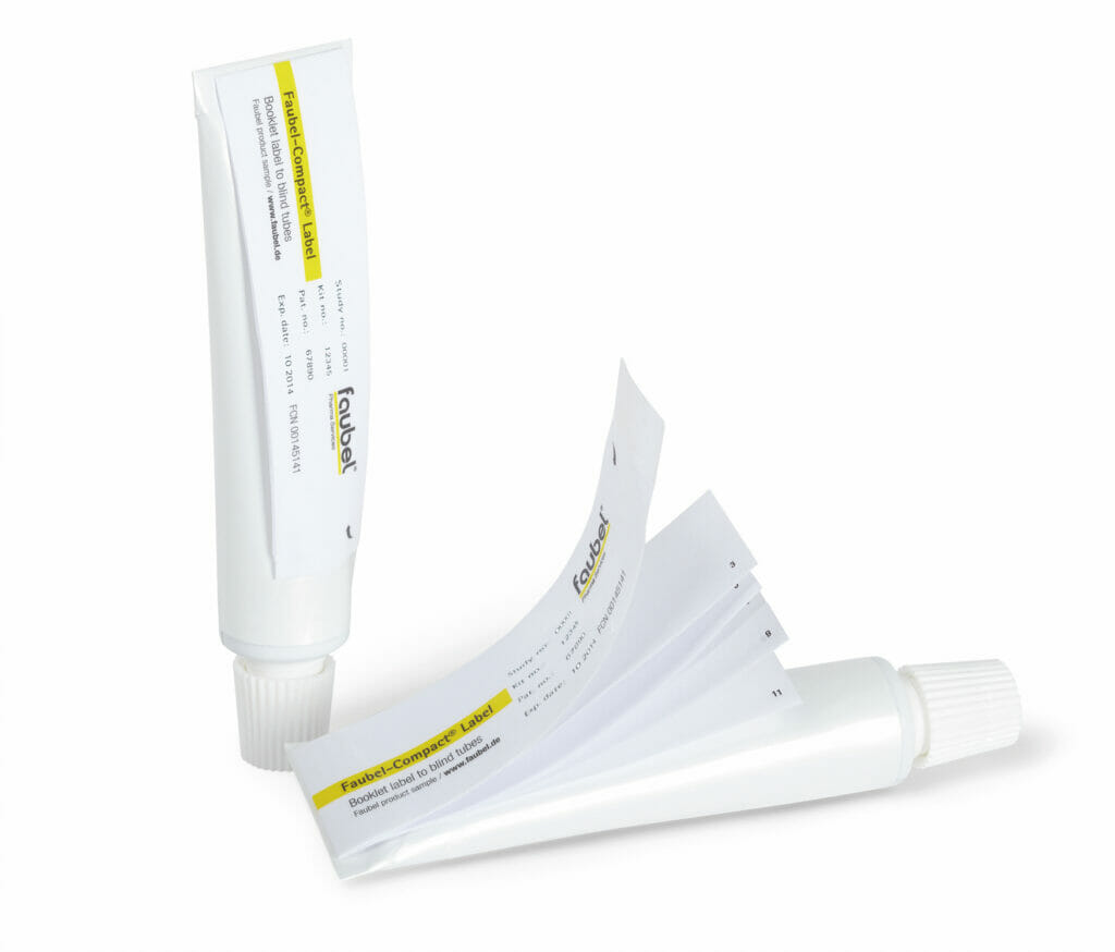 Das Basisetikett kaschiert die Tube. Alle für die Medikation relevanten Informationen befinden sich auf dem und im Booklet-Etikett.