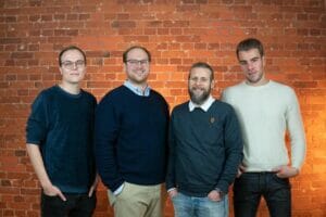 Packmatic ist Anfang des Jahres von Matthias Geiß (re., Geschäftsführung), Jonas Boland (2. v.l., Geschäftsführung), Paul Schraven (li., Produkt und Technologie) und Tobias Linnardi (2. v.r., Packaging) ins Leben gerufen worden, um mehr Transparenz in die europäische Lieferantenlandschaft zu bringen.