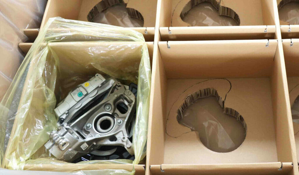 Aussparungen in der Bodenplatte fixieren das Bauteil während des Transports. Zusätzliche Perforationen machen die Aufnahme weiterer Bauteilvarianten möglich.