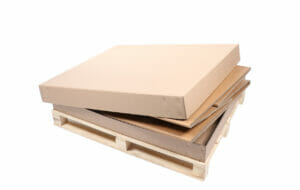 Die Verpackung wird kompakt zusammengefaltet und flach liegend geliefert.