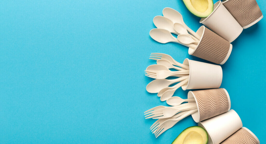 Eine Vielzahl Einweggeschirr aus Biokunststoff