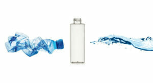 Eine Montage aus einer zerquetschten PET-Flasche, einer neuen rPET-Flasche und einem Wasserstrahl
