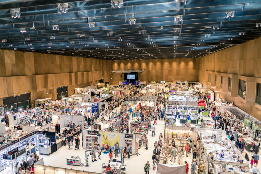 Blick auf die Aussteller und Besucher in der Halle Nord im RMCC in Wiesbaden bei der Zellcheming Expo.