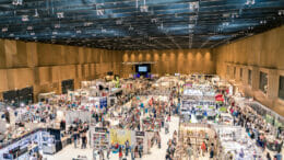 Blick auf die Aussteller und Besucher in der Halle Nord im RMCC in Wiesbaden bei der Zellcheming Expo.