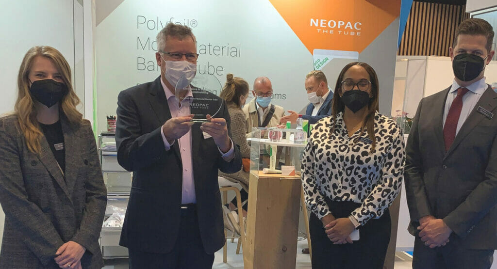 Vertreter von Hoffmann Neopac präsentieren ihren Preis.