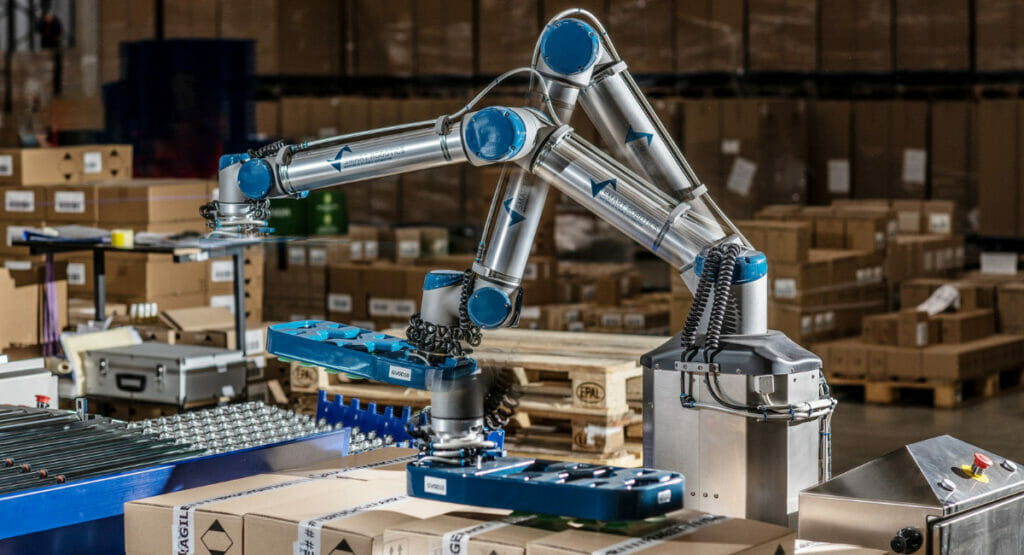 Ein Cobot stapelt bei Packservice die Verpackungen auf die Palette.