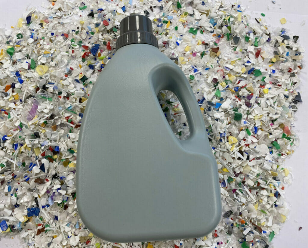 Zusammen mit anderen Unternehmen bringt Aage Vestergaard eine neue Produktlinie aus recyceltem Kunststoff auf den Markt. Die Produkte bestehen aus Granulat, dass aus im Haushalt sortiertem Kunststoffmüll gewonnen wurde.