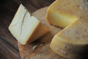 Käse ist häufig ein Catch-Weight-Artikel und muss individuell gewogen und ausgezeichnet werden. Dabei unterstützen ERP-Systeme.