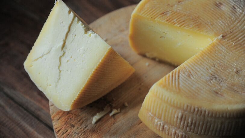 Käse ist häufig ein Catch-Weight-Artikel und muss individuell gewogen und ausgezeichnet werden. Dabei unterstützen ERP-Systeme.