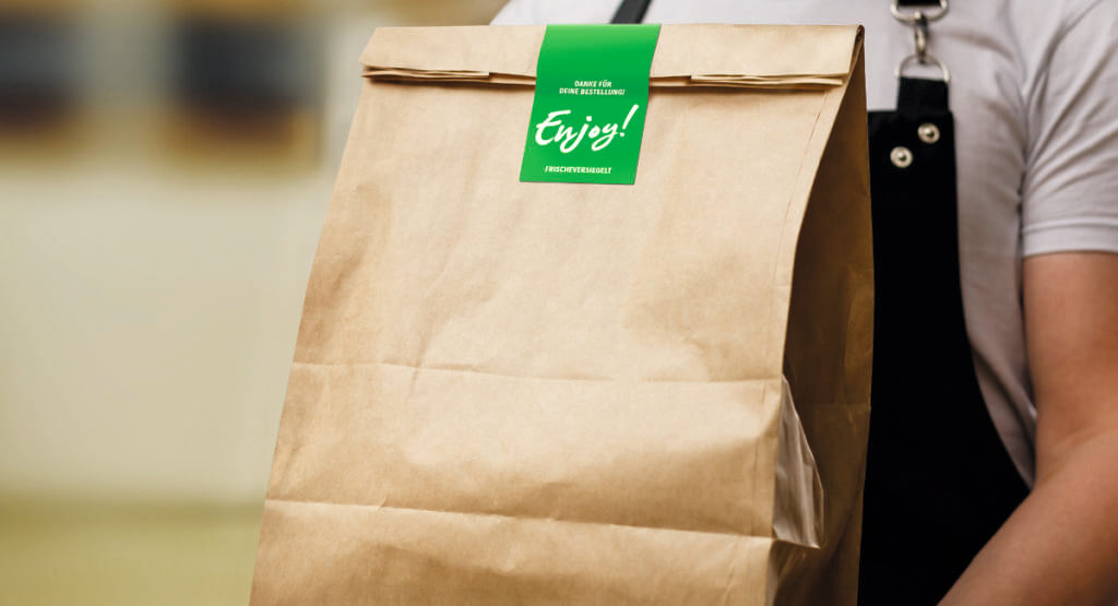 Ein Meto-Sicherheitsetikett auf einer Liefertüte aus Papier