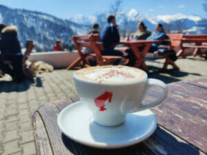 Jährlich will Julius Meinl 1 Million nicht recycelbare Becher und 20 Millionen nicht recycelbare Kapseln aus ihrer Produktion streichen.