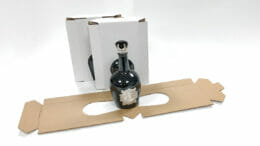 Eine Smurfit-Kappa-Transportbox für hochwertige Porzellanflaschen