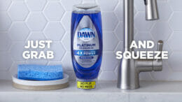 Mit Dawn EZ-Squeeze führt Procter & Gamble eine Spülmittelflasche mit selbstdichtem Ventil ein.