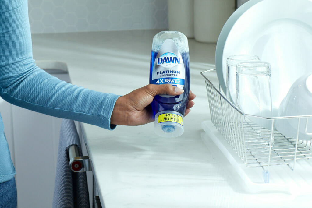 Procter & Gamble führt mit Dan EZ-Squeeze eine Spülmittelflasche ein, die dank selbstdichtem Ventil, auf dem Kopf stehen kann.