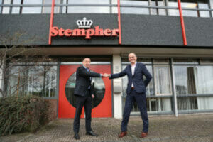 Arjen van de Werve, Geschäftsführer von Stempher, und Joan Hanegraaf, DGA von Oerlemans Packaging Group, besiegeln die Übernahme und Zusammenarbeit.