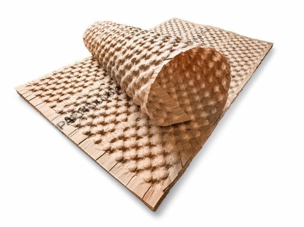 Storopack präsentiert eine Kombination aus Papier und Luft als nachhaltige Alternative zur traditionellen Luftpolsterfolie.