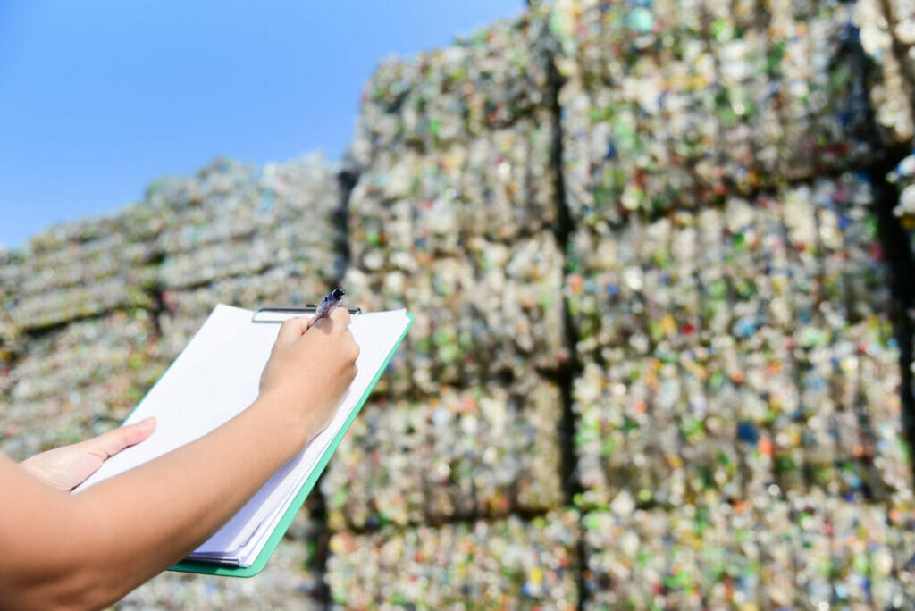 Die deutschen Abfallexporte sind laut Zahlen des Statistischen Bundesamtes und BDE 2021 weiter gesunken.