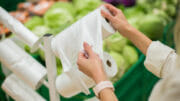 Im Supermarkt kommen dünne Plastiktüten weiter vermehrt zum Einsatz. Besonders bei Obst, Gemüse oder Backwaren gibt es allerdings Alternativen.