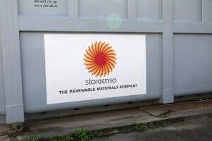 Das Logo von Stora Enso ist auf einem grauen Container zu sehen.