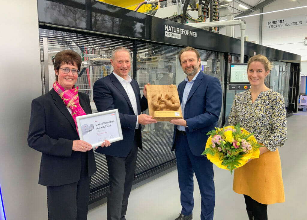 Kiefel wurde für seine nachhaltige Technologieentwicklung im Naturfaserbereich mit dem European Value Provider Award ausgezeichnet. Von links: Gabi Guter-Johansen, Local Business Line Manager General Industry bei ABB, und Andrea Cassoni, Managing Director Business Line General Industry, über- reichen den Nachhaltigkeitspreis an Thomas Halletz, CEO von Kiefel, und Cornelia Frank, Head of Sustainability bei Kiefel.