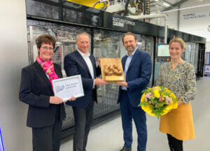 Kiefel wurde für seine nachhaltige Technologieentwicklung im Naturfaserbereich mit dem European Value Provider Award ausgezeichnet. Von links: Gabi Guter-Johansen, Local Business Line Manager General Industry bei ABB, und Andrea Cassoni, Managing Director Business Line General Industry, über- reichen den Nachhaltigkeitspreis an Thomas Halletz, CEO von Kiefel, und Cornelia Frank, Head of Sustainability bei Kiefel.