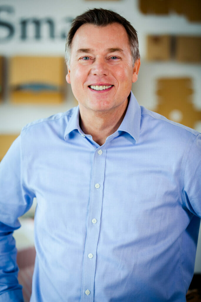 Portraitfoto von einem lachenden Mann in hellblauem Hemd. Boris Maschmann, CEO Smurfit Kappa in der DACH-Region.
