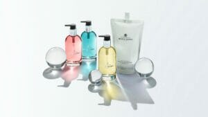 Das Refillprogramm der Marke Molton Brown umfasst Nachfüllpackungen für Handseife sowie nachfüllbare Glasflaschen.