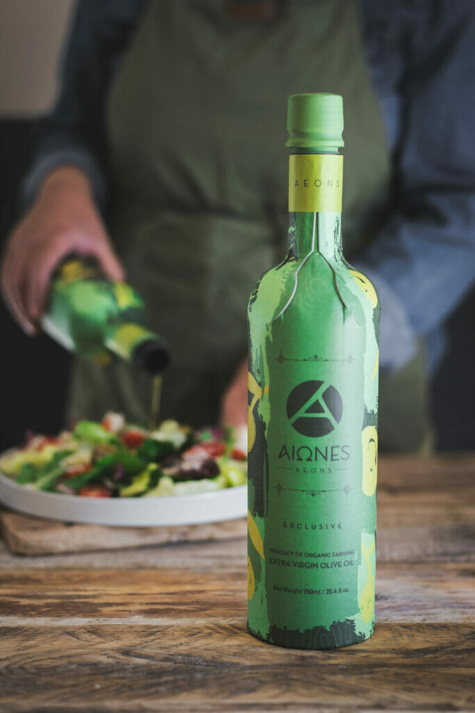Eine Flasche Olivenöl aus Papier mit grünem Umschlag.