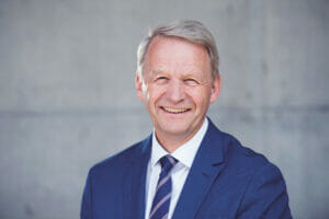 Lachender Mann. Peter Schildknecht, CEO der CPH-Gruppe.