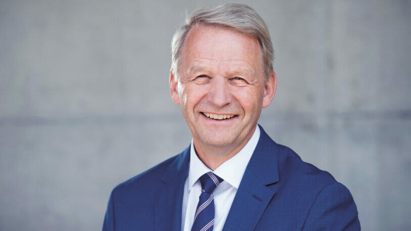 Lachender Mann. Peter Schildknecht, CEO der CPH-Gruppe.