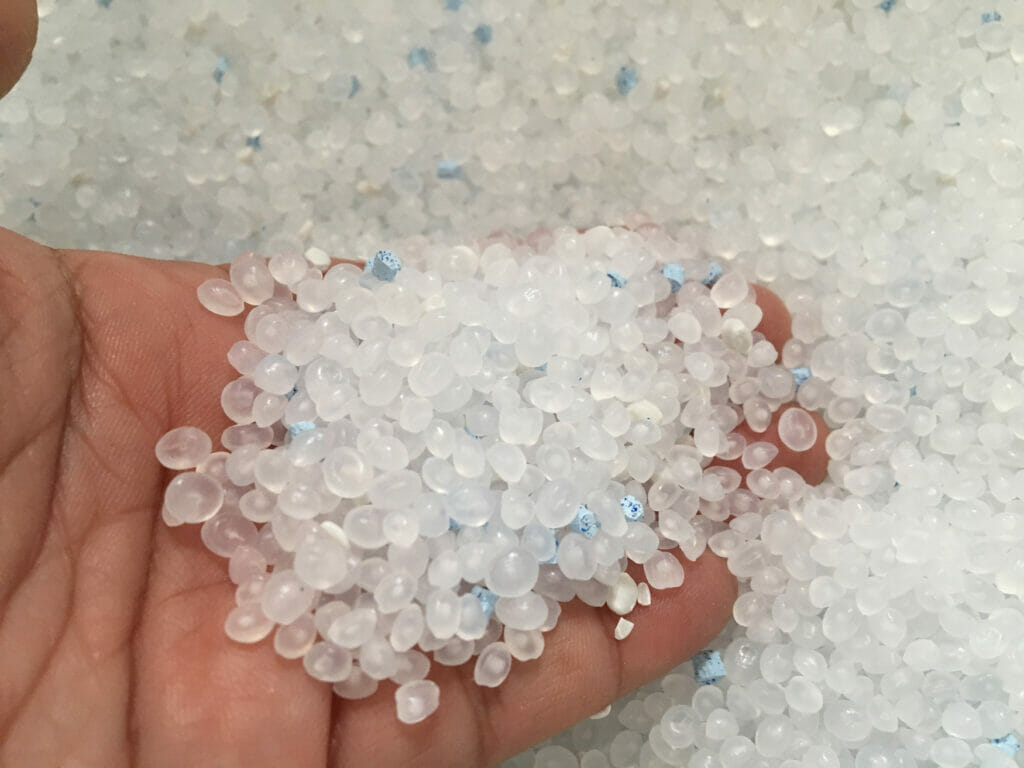 Nicht nur bei der Entsorgung und Verbrennung von Kunststoffen wird die Umwelt belastet. Eine Untersuchung der ETH Zürich kommt zu dem Ergebnis, dass bei der Produktion von Virgin Plastic mehr Co2-Emissionen entstehen als bei der Verbrennung.