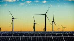 Park zur Erzeugung erneuerbare Energien aus Solaranlagen und Windrädern.