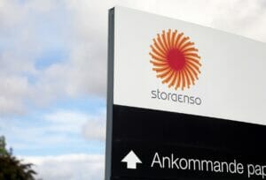Informationsschild mit dem Logo von Stora Enso an einem Gebäude des Unternehmens