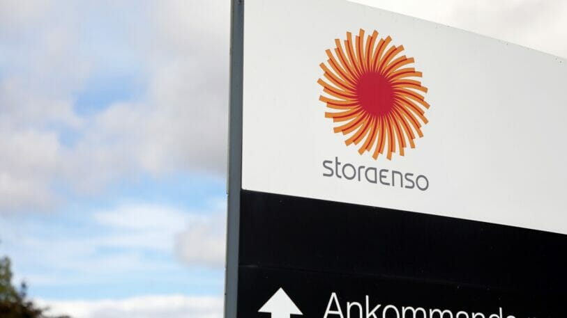 Informationsschild mit dem Logo von Stora Enso an einem Gebäude des Unternehmens