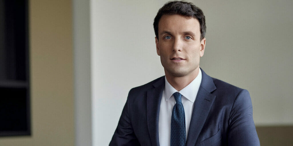 Portraitbild von einem lachenden Mann.