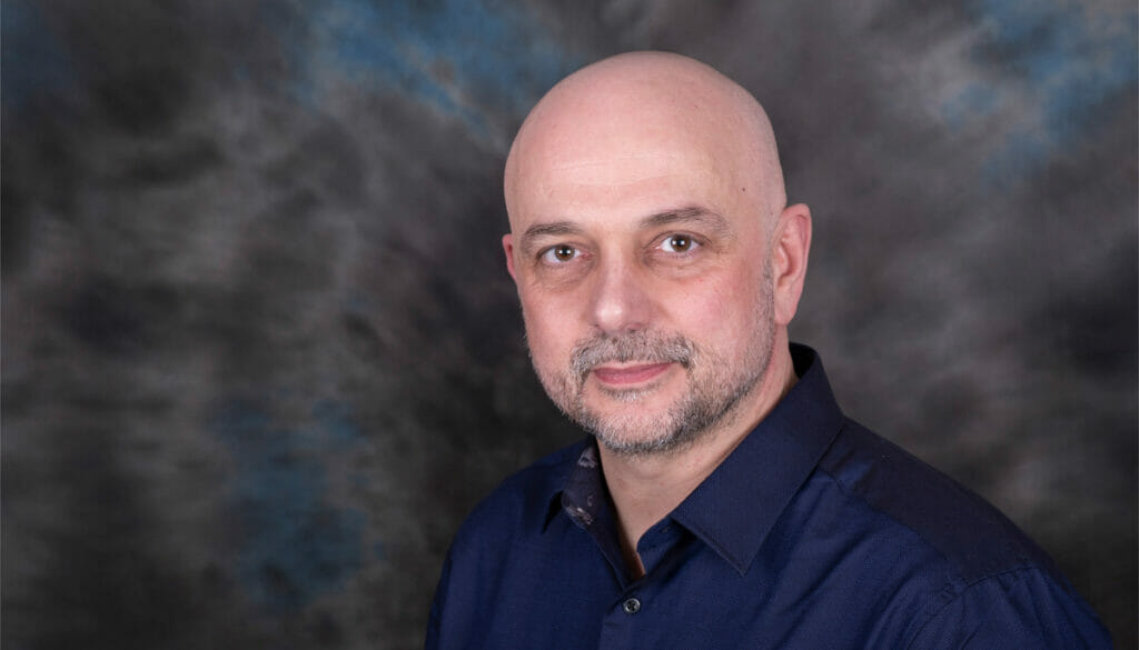 portraitbild von einem Mann.