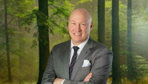 Portraitfoto von einem lachenden Mann.