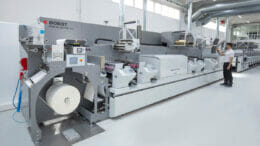 Bild einer Digital Master Maschine in einer Produktionshalle.