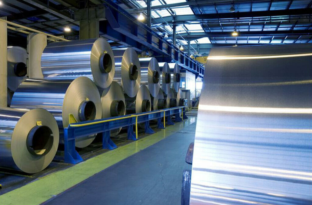 Bild von einer Lagerhalle, in der Alufolienrollen lagern.
