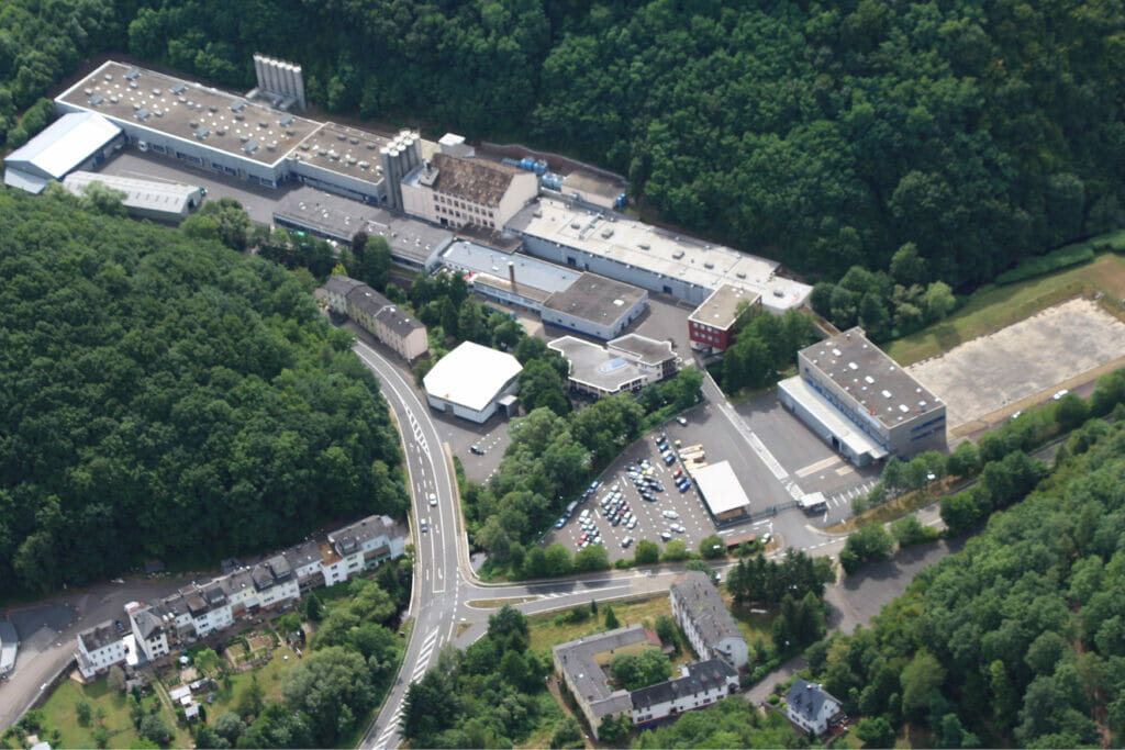 Luftaufnahme von einem Werk für Faserverpackungen.