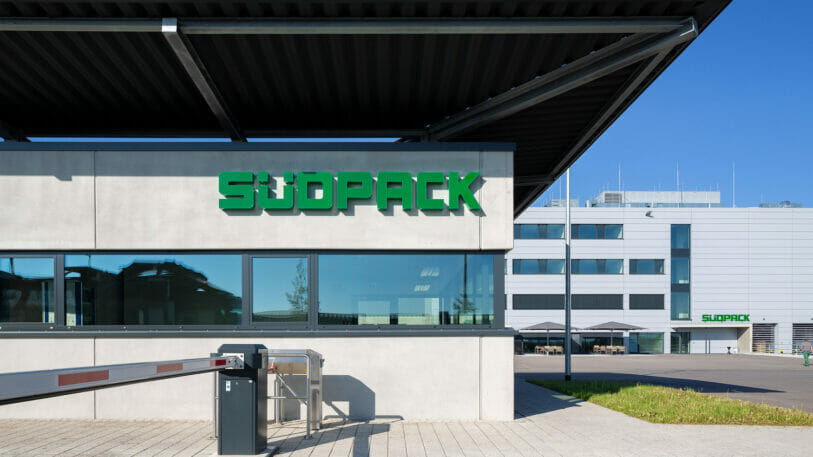 Aufnahme eines Firmengebäudes von Südpack mit dem Logo des Unternehmens.