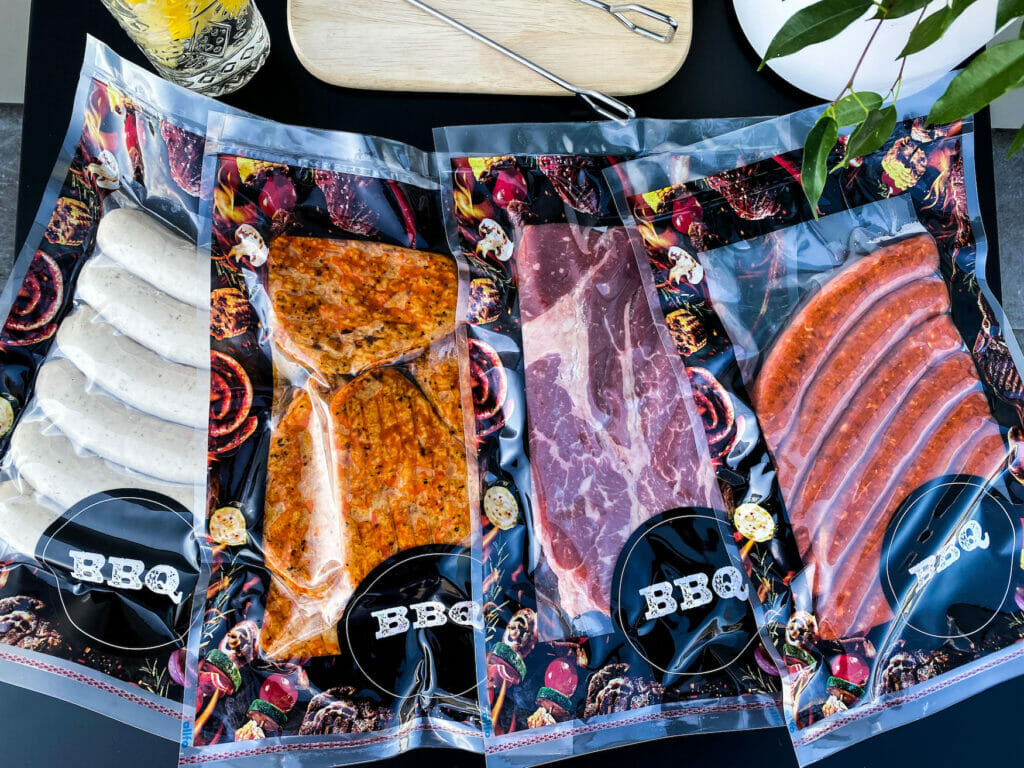 Bild von verschiedenem Grillfleisch in den BBQ-Beuteln von allfo.
