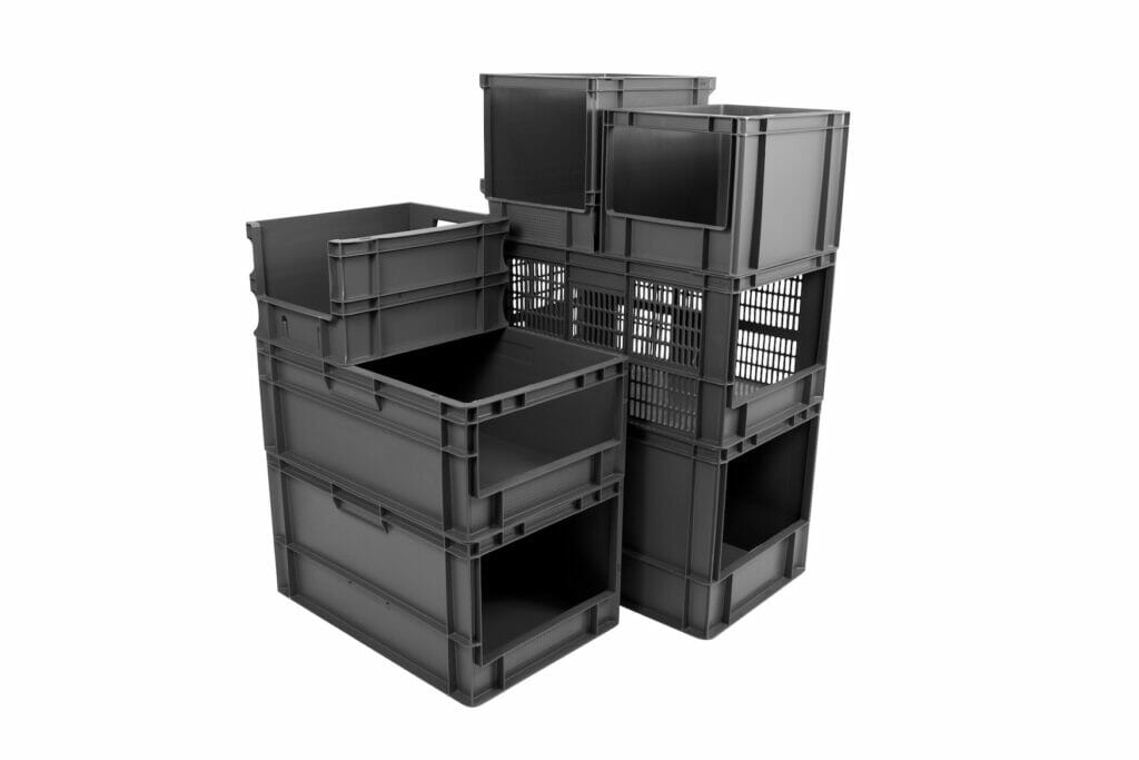 Bild von mehreren schwarzen Kunststoffbehältern.