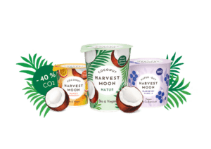 Bild von drei Joghurt-Bechern von Harvest Moon in der neuen Karton-Kunststoff-Verpackung, die Greiner Packaging entwickelt hat.