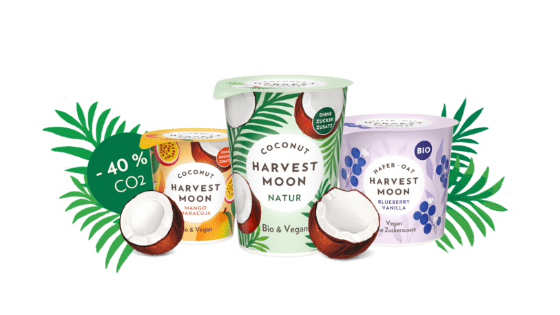 Bild von drei Joghurt-Bechern von Harvest Moon in der neuen Karton-Kunststoff-Verpackung, die Greiner Packaging entwickelt hat.
