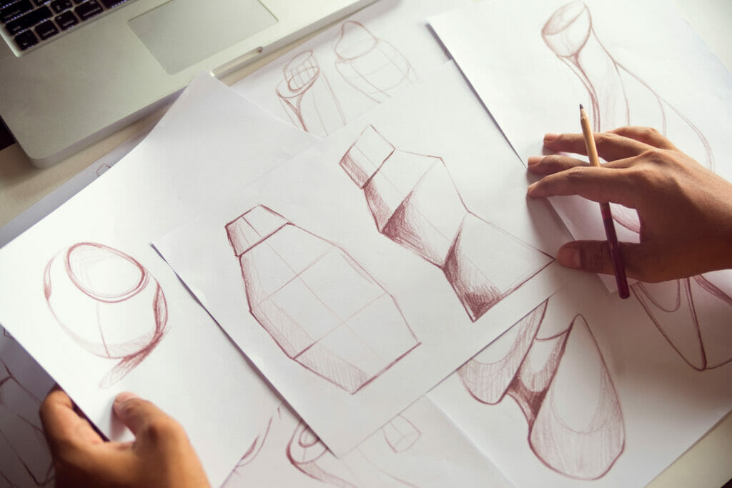 Ein Designer arbeitet an Produktentwürfen für Behälter.