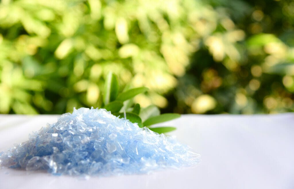 Ein kleiner Haufen Kunststoff-Flakes liegt auf einem Tisch.