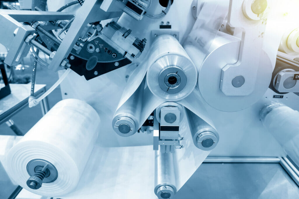 Bild von einer Maschine, die Kunststofffolien verarbeitet.