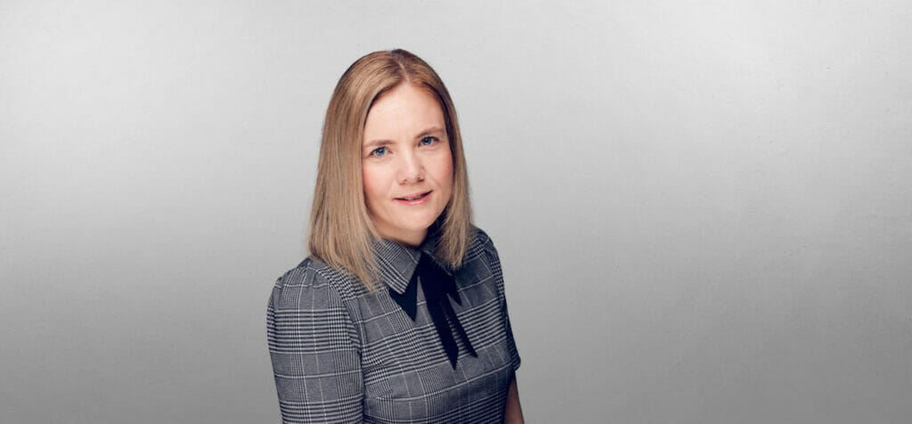 Portraitbild einer lachenden Frau.