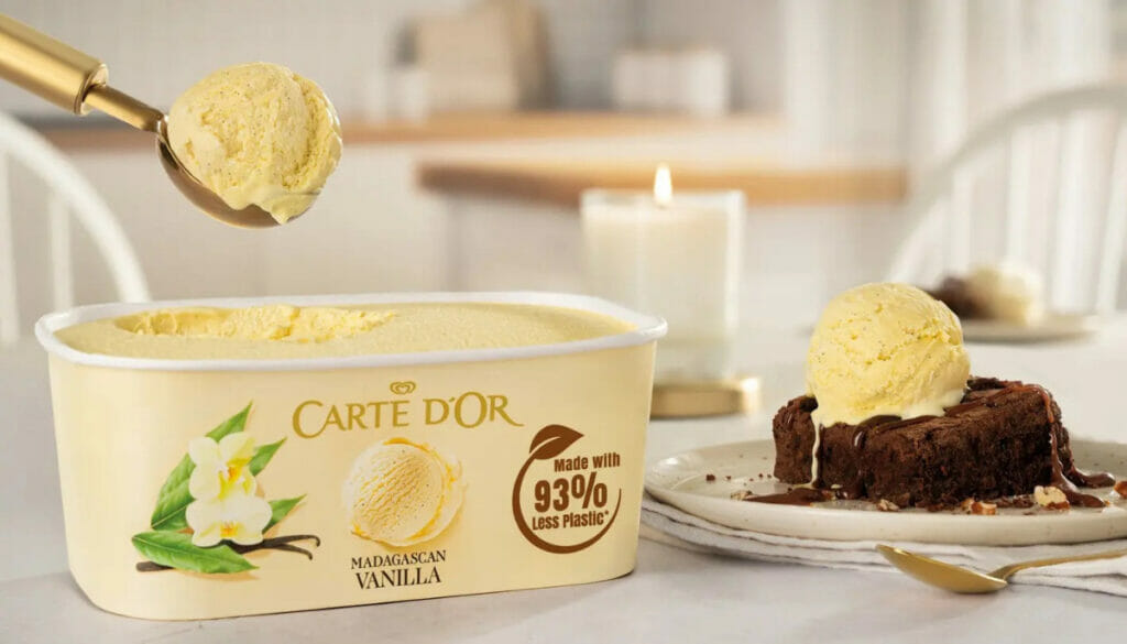 Bild von einer Eisverpackung aus Papier, aus der eine Kugel Eis genommen wird. Daneben ein Stück Schokoladenkuchen mit einer Kugel Eis.